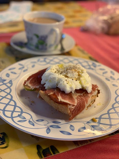 Una foto de Tostada de desayuno con jamón y huevo poché
