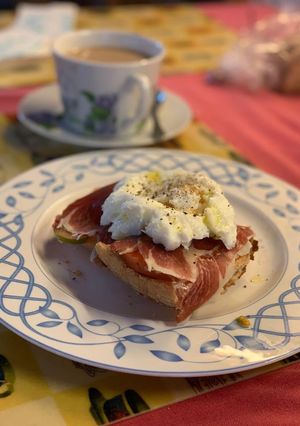 Foto principal de Tostada de desayuno con jamón y huevo poché