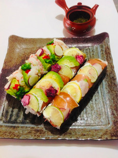 Una foto de Mediomakis Recubierto de láminas Sushi🇺🇾🇯🇵半巻寿司