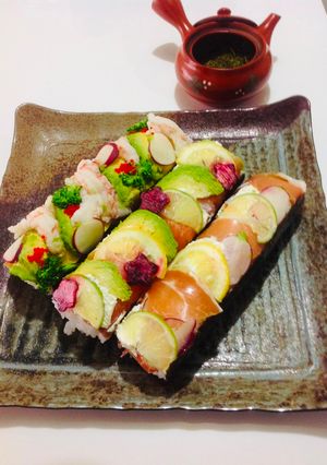 Una foto de Mediomakis Recubierto de láminas  Sushi🇺🇾🇯🇵半巻寿司