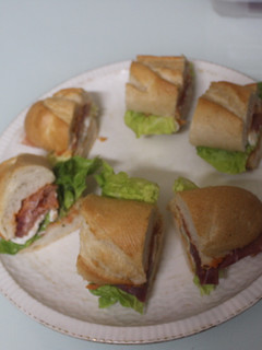 Una foto de Bocadillo roto de lomo, jamón y queso