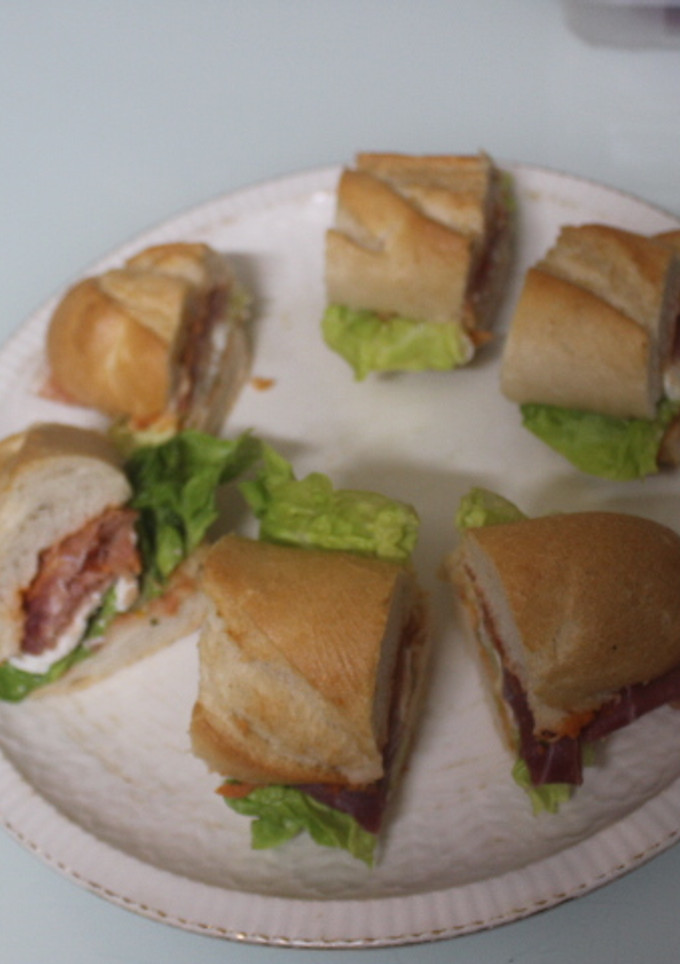 Una foto de Bocadillo roto de lomo, jamón y queso