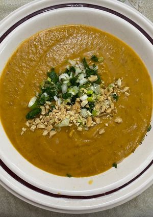 Una foto de Sopa crema de zapallo y lentejas