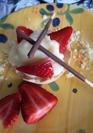 Une photo de Tartelette et crème pâtissière avec des fraises