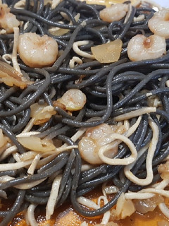Una foto de Spaguetti al Nero di Seppia con gulas y gambas