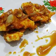 A picture of Chicken Katsu dengan saus teriyaki.