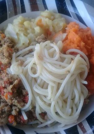 A picture of Beef Mince with peppers and spaghetti.