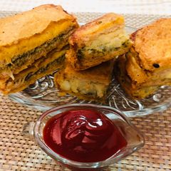 A picture of Layered bread pakoras.