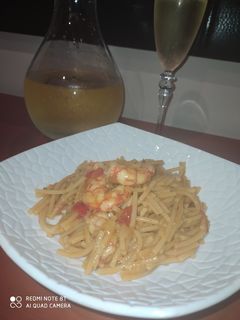 Una foto de Espaguetis rotos con langostinos