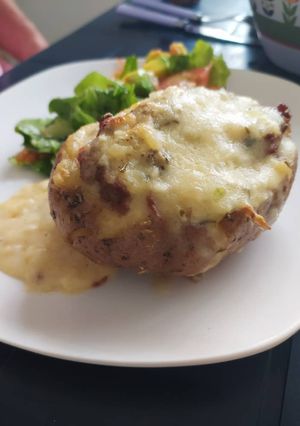 Una foto de Papas rellenas al horno 🥔🧀🍖