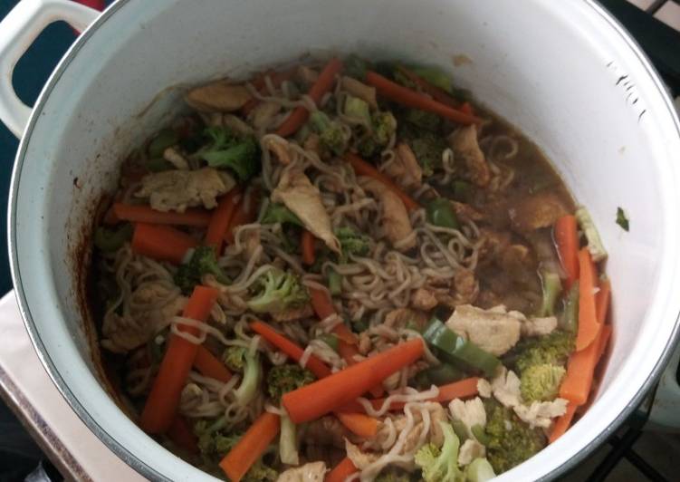 Pollo oriental con Ramen