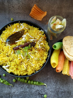 चमचमीत मटार भात (matar bhat recipe in marathi) रेसिपी चे मुख्य फोटो