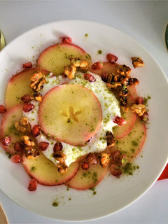 Una foto de Carpaccio de manzana con yogur, granada y nueces sin azúcar