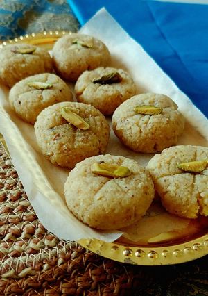 A picture of Khoya Makhana Peda.