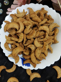 काजू शेप नमकपारे (kaju shape namakpare recipe in Hindi) रेसिपी मुख्य फोटो