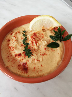 Una foto de Hummus a mi forma