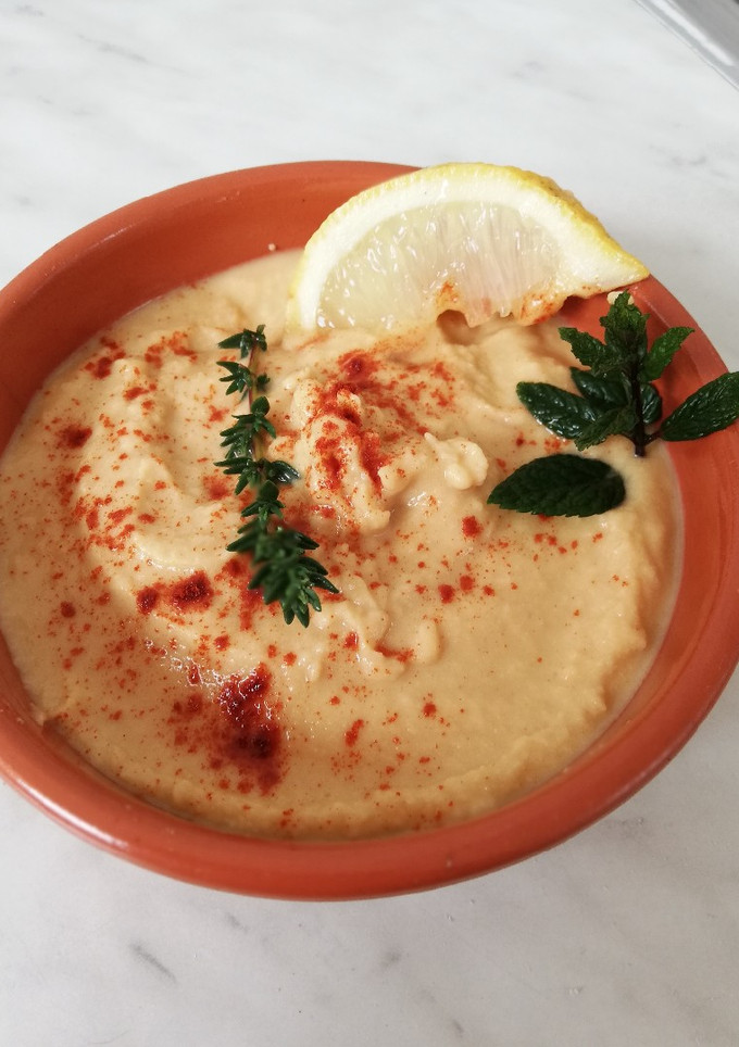 Una foto de Hummus a mi forma