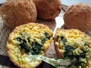Una foto di mozzarella spinaci arancini