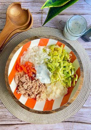 Una foto de Ensalada de cous cous con atún y salsa de yogur