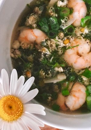Hình của món Canh Tôm Hoa Cúc Tần (Soup de Crevettes aux Pâquerette).