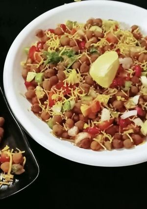 A picture of Kala chana chaat (black chickpeas chaat).
