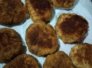 Una foto de nuggets de pollo con queso