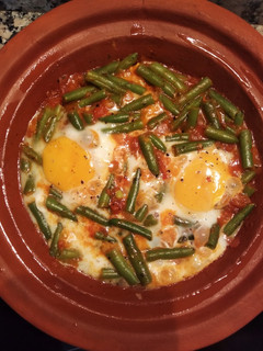 Una foto de Tajine de judías verdes, tomate y huevo