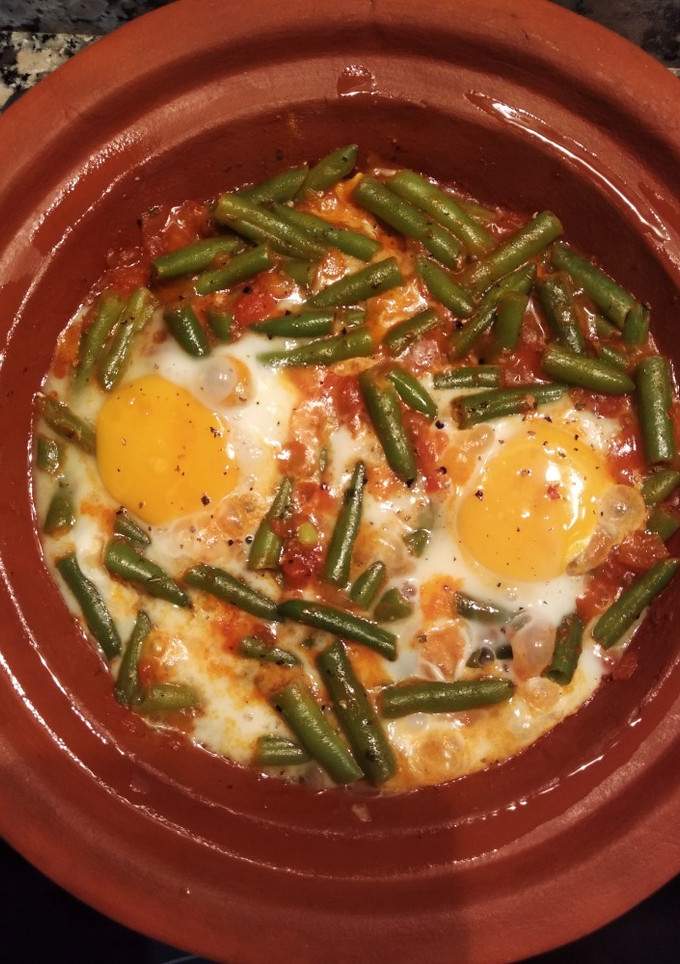 Una foto de Tajine de judías verdes, tomate y huevo