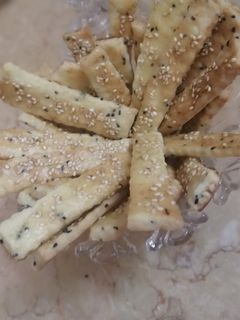 صورة لوصفة اصابع البسكوت المالحة بحبة البركة والسمسم..سهلة ولذييييذة😋❤