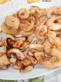 Seppie, gamberi e cipolle fritte