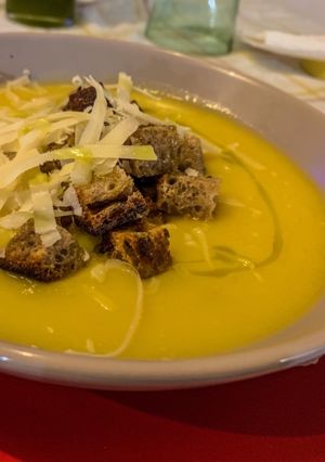 Foto di Vellutata di zucca con crostini al profumo di rosmarino