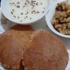 A picture of Rajgira poori with jeera aloo.