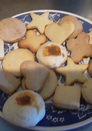 Una foto de Galletitas🍪 de vainilla y chocolate (sin manteca)