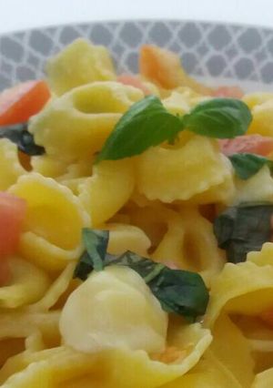 Una foto de Fideos caprese en 10 minutos