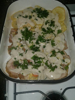 Una foto de Arrollado de carne a la salsa blanca y papas al horno