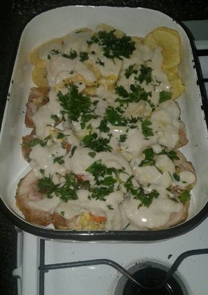 Una foto de Arrollado de carne a la salsa blanca y papas al horno