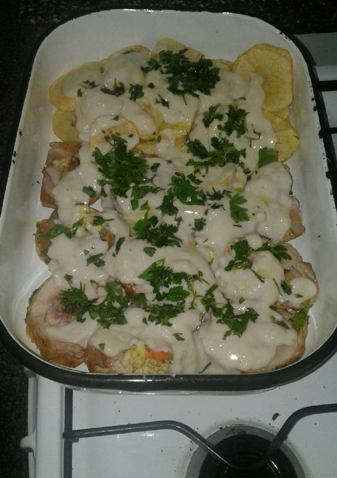 Una foto de Arrollado de carne a la salsa blanca y papas al horno
