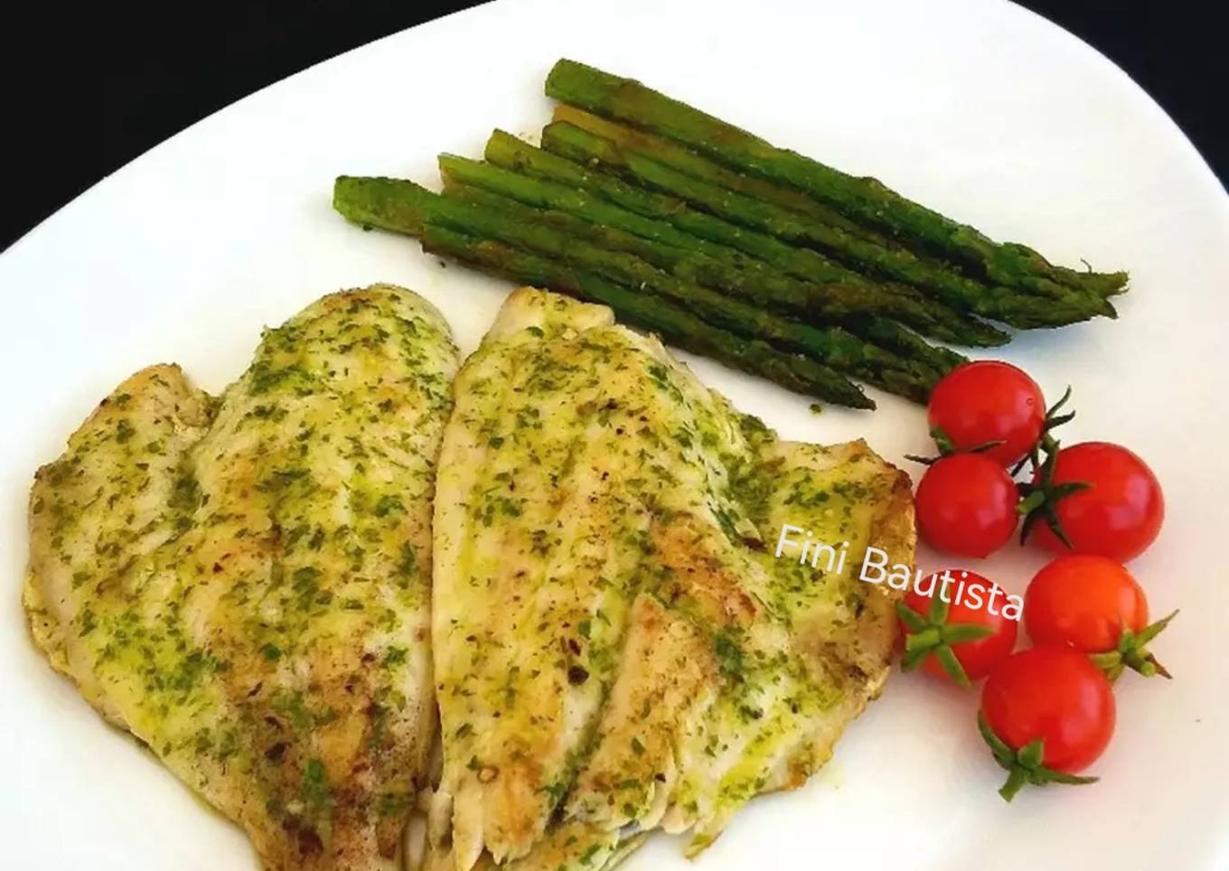 Dorada y espárragos a la plancha con salsa de perejil y ajo