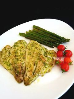 Una foto de Dorada y espárragos a la plancha con salsa de perejil y ajo