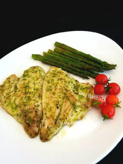 Una foto de Dorada y espárragos a la plancha con salsa de perejil y ajo