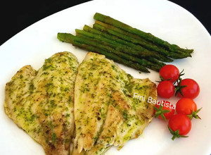 Foto principal de Dorada y espárragos a la plancha con salsa de perejil y ajo