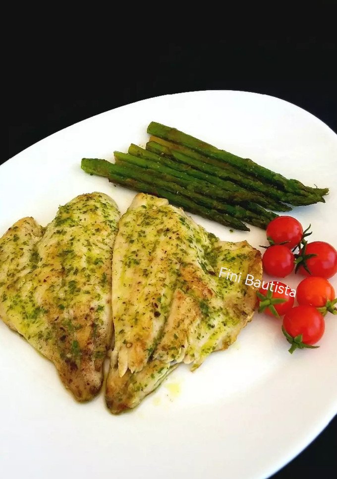 Una foto de Dorada y espárragos a la plancha con salsa de perejil y ajo