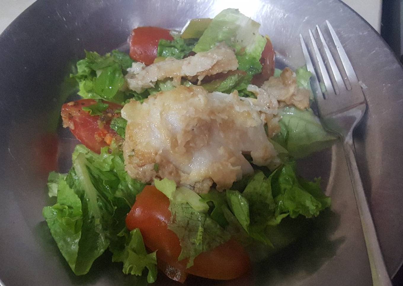 Pescado a la plancha con ensalada verde