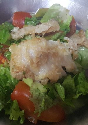 Una foto de Pescado a la plancha con ensalada verde
