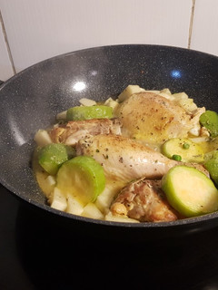 Una foto de Pollo con verduras al wok