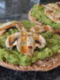 Tostadas con palta y champiñón
