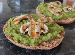 Una foto de Tostadas con palta y champiñón