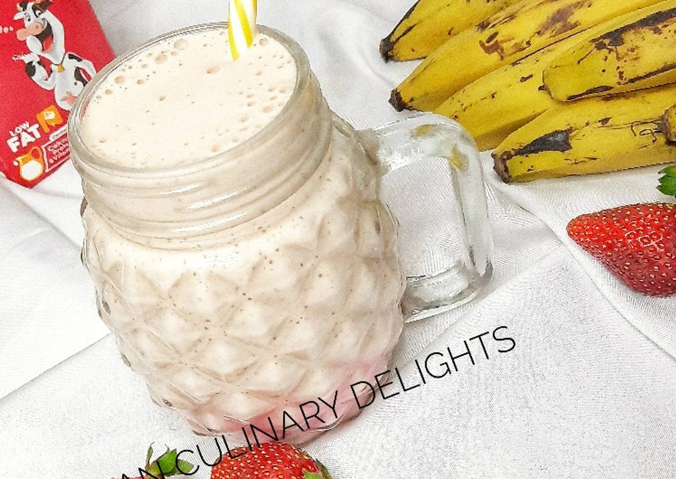 Banana and strawberry smoothies 😋