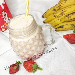 A picture of Banana and strawberry smoothies 😋.
