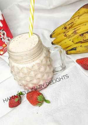 A picture of Banana and strawberry smoothies 😋.